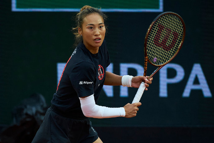 郑钦文伤愈复出后手肘无碍，年轻运动员如何在高压赛事中平衡健康与竞技巅峰？