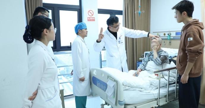 千里追光！甘肃六旬老人几近失明，上海专家“毫厘拆瘤”重见光明