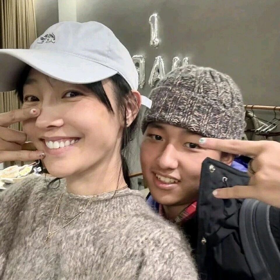 登上热搜，女演员白百何让孩子在电缆旁随地小便，自己在旁望风引发热议