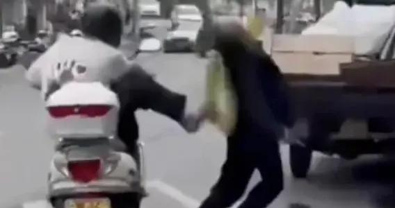 既蠢又坏！男子骑摩托车伸脚踹倒拾荒老人！当地通报：刑拘1人，行政处罚2人