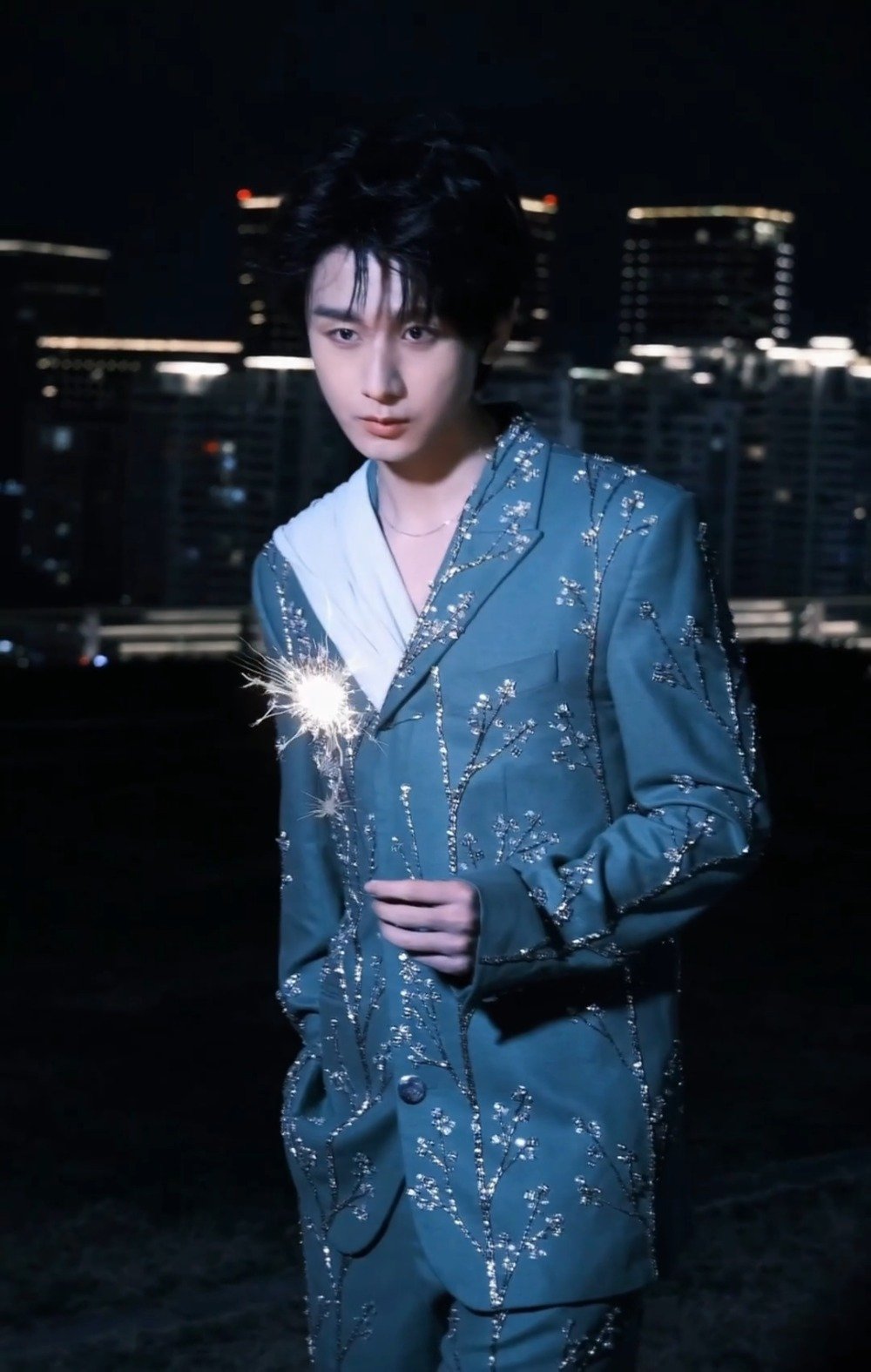 烟花照夜，气泡载愿，愿新的一年，有梦有光，步履不停，快乐