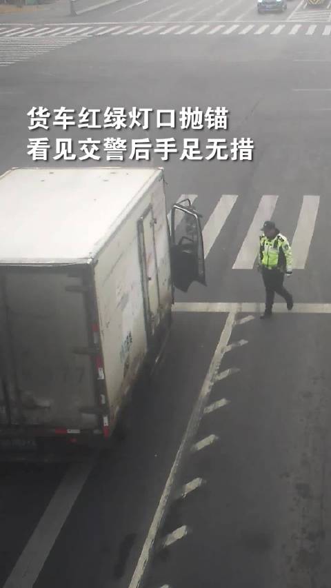 浙江交警合力推车守护春运路