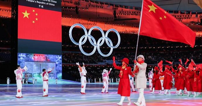 四十六载冰雪路，辉映绚丽中国红——写在米兰冬奥会中国健儿再创历史之际