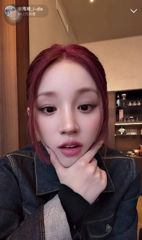 宋雨琦首尔演唱会后回应膝盖受伤,称已痊愈