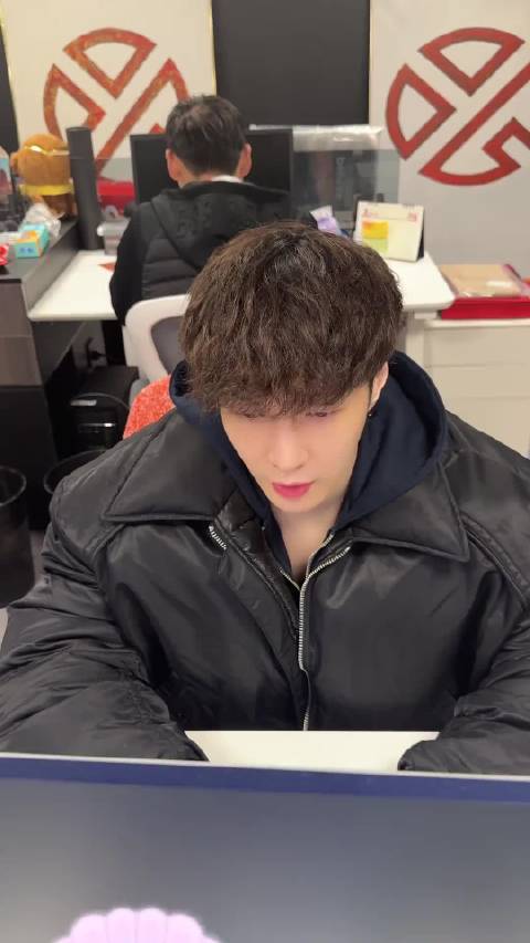 职场新人张艺兴来上班了