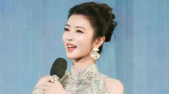 安利官上线！李云霄持淄博琉璃亮相舞台