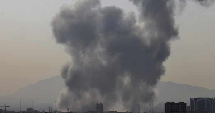 特朗普称美军已开始对伊朗进行军事打击，将彻底摧毁其海军