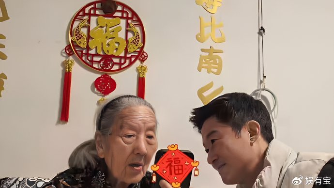 吴京合肥路演为百岁奶奶庆生展柔情