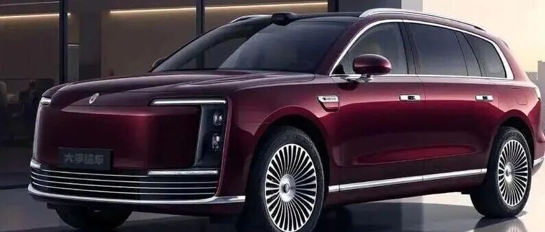 尊界下半年推出两款重磅车型——定位全尺寸豪华SUV的M900和主打商务出行场景的S900 MPV