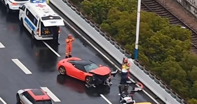 沪闵高架，法拉利撞墙