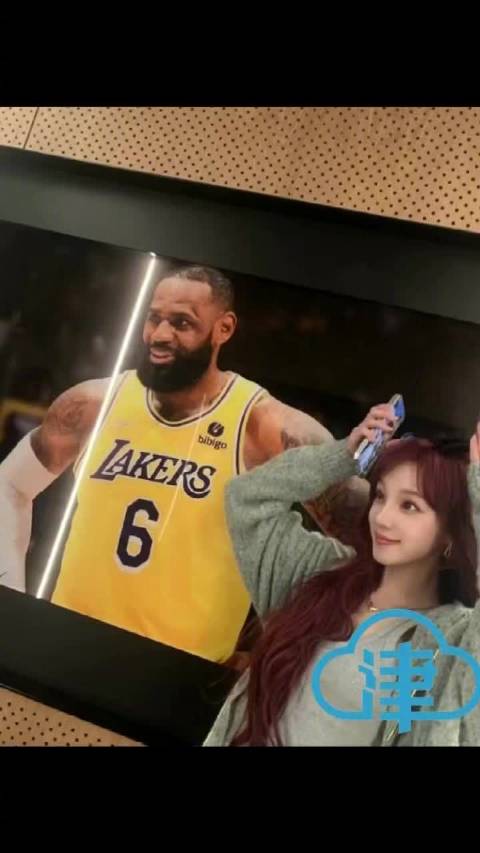 宋雨琦观赛获詹姆斯比心眨眼互动