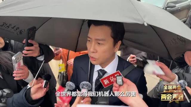 全国政协委员甄子丹：还好我没有跟机器人交手 我可能打不过
