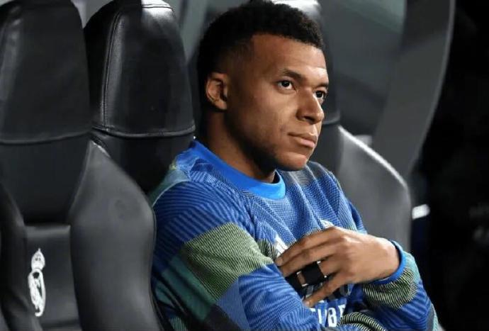 姆巴佩为金球奖带伤拼搏，粉丝该如何看待这种职业精神？