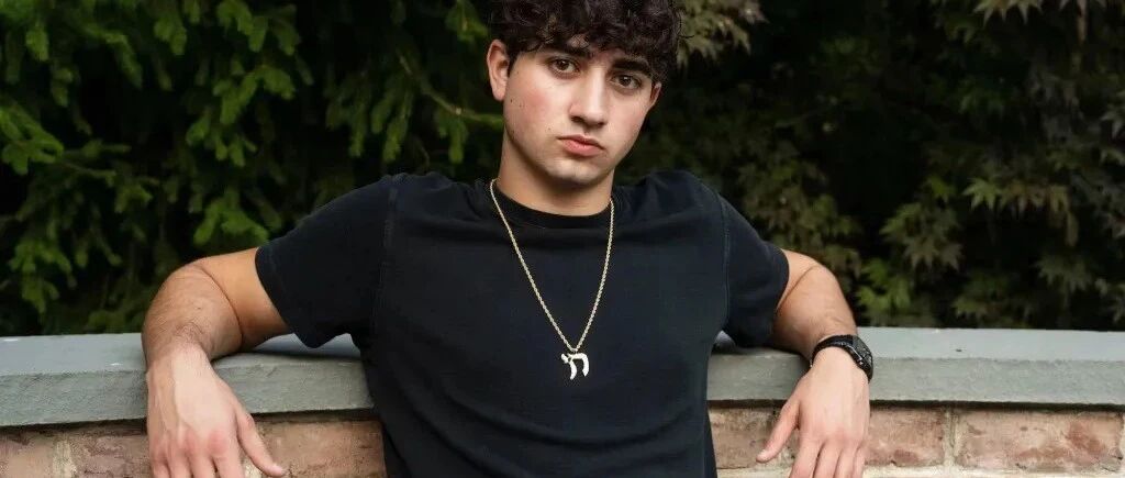 19 岁高中生做的 AI 减肥 App 卖了上亿美金，最惨时银行卡不到 10 美金