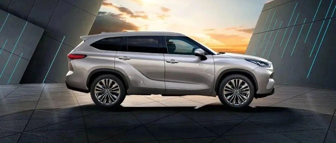 汉兰达2850mm的轴距在同级SUV中优势明显，提供2-3-2七座布局