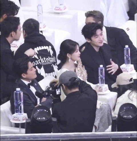 白鹿白敬亭盛典俏皮互动，贝壳礼服获称海螺公主