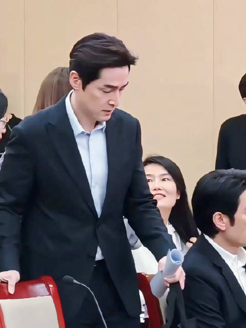 胡歌亮相生命树研讨会