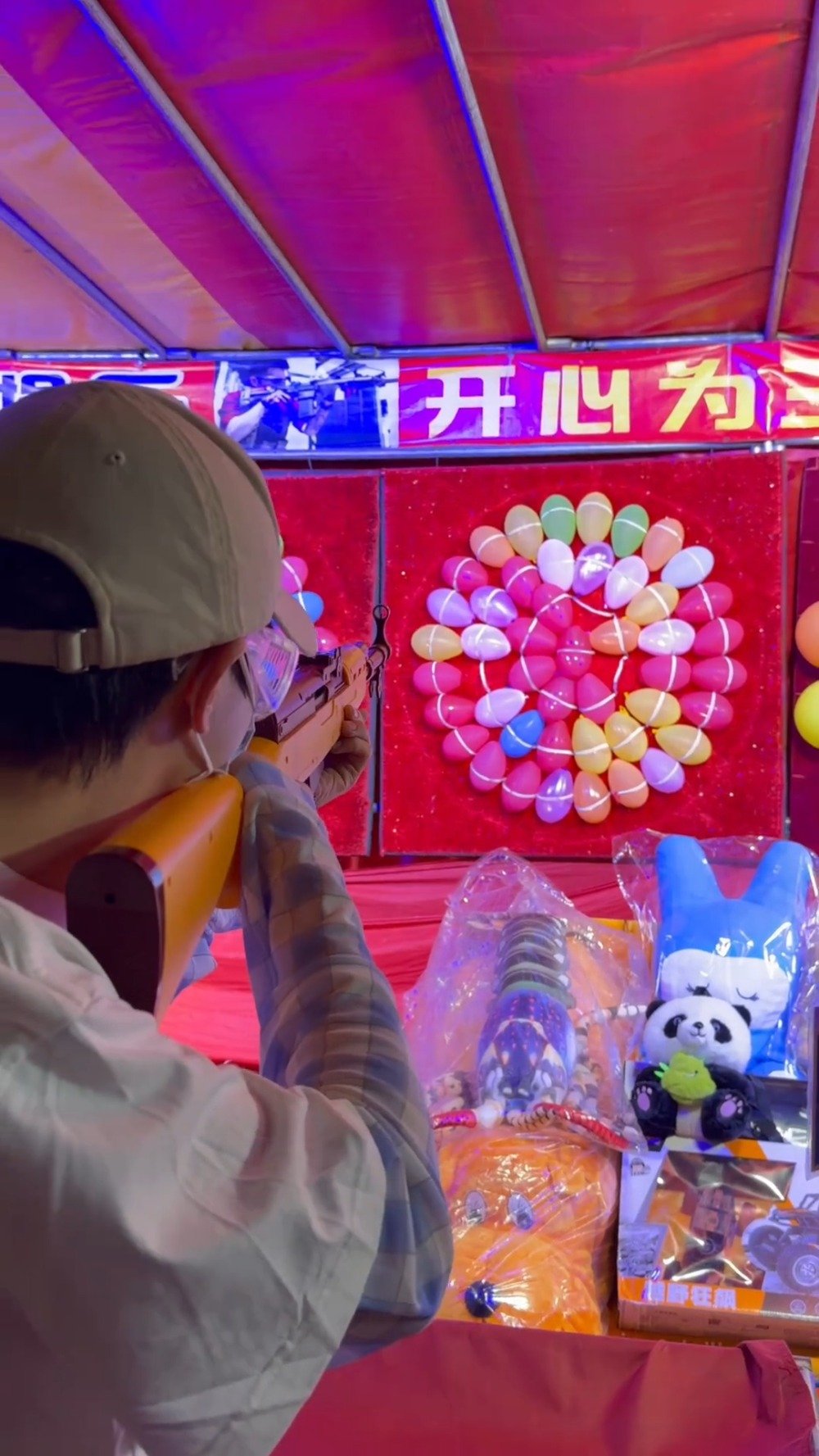 周深不带眼镜勇闯夜市