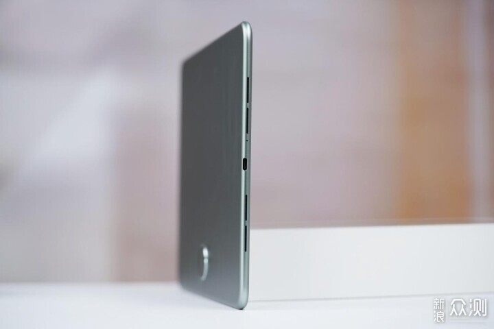 追劇或玩遊戲選台平板電腦也不錯，看看這款？_新浪眾測