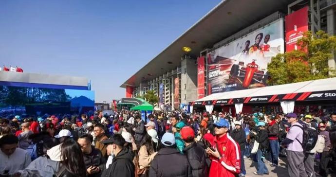 新增休憩座椅，有了短驳车，志愿者遍布……上赛场“速度与激情”后的这些细节