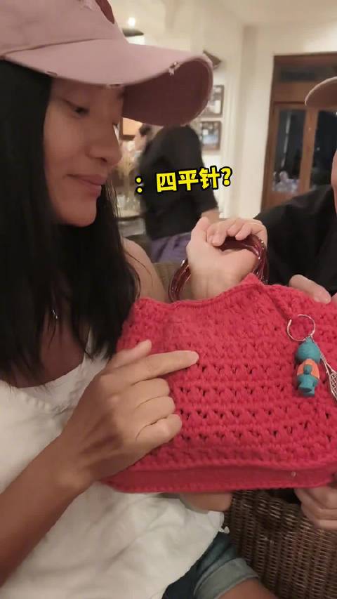 瞿颖曾向李静戴军展示编织包