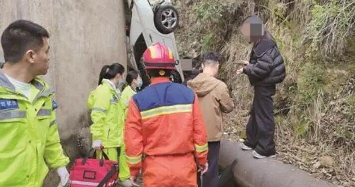 5个朋友自驾游玩，越野车打滑坠山，车头朝下成了夹心饼干！警察赶到现场不禁倒吸了口凉气