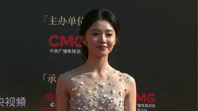 刘浩存红毯美得挪不开眼