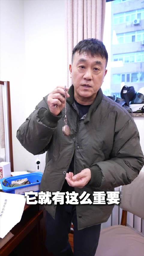 何冰介绍茶馆角色身上揣的小玩意