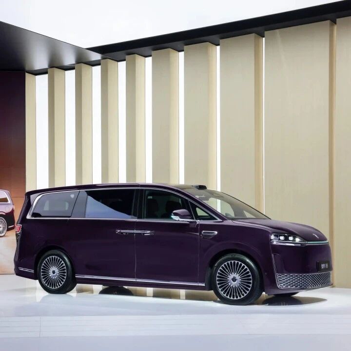 鸿蒙智行首款MPV！智界V9首发亮相