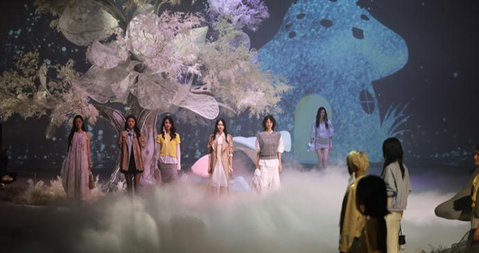 新天地秀场化身织梦奇境，李一桐现身看秀，2026秋冬上海时装周启幕