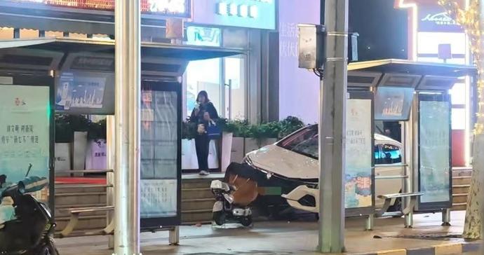 今晚淮海中路近柳林路发生交通事故 伤者已送医救治