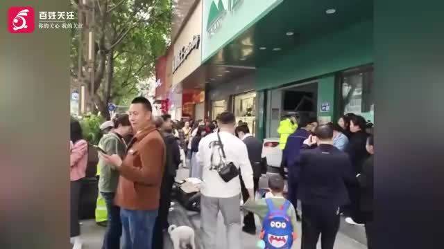 四川南充一轿车撞飞护栏冲进沿街商铺 附近商家：系女司机疑似错把油门当刹车
