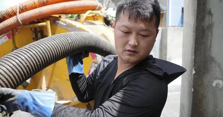 “吸粪车婚车队，全球第一个！”上班开粪车下班开奔驰的小伙，今天结婚了