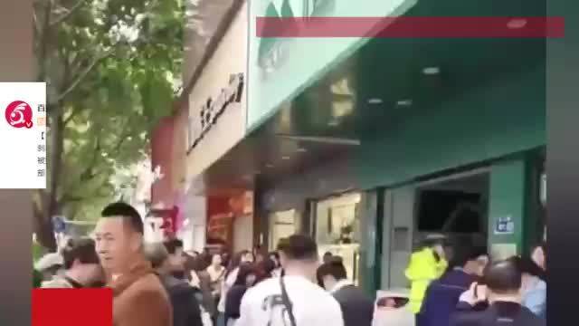 四川一轿车撞飞护栏冲进沿街商铺，附近商家：系女司机疑似错把油门当刹车