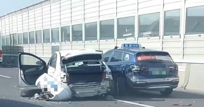 嘉闵高架发生四车事故 1人受伤