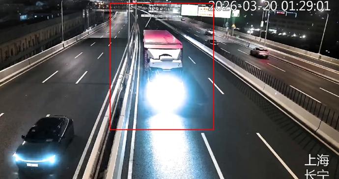 以为装强光灯、污损号牌就没事？货车司机肇事逃逸被行政拘留15日记20分