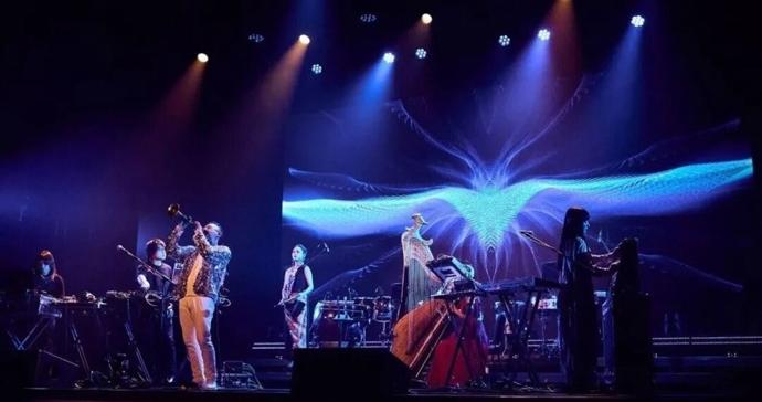 国乐遇电音山海入梦来，唢呐为引，《穿越·山海经》奏响临港演艺中心