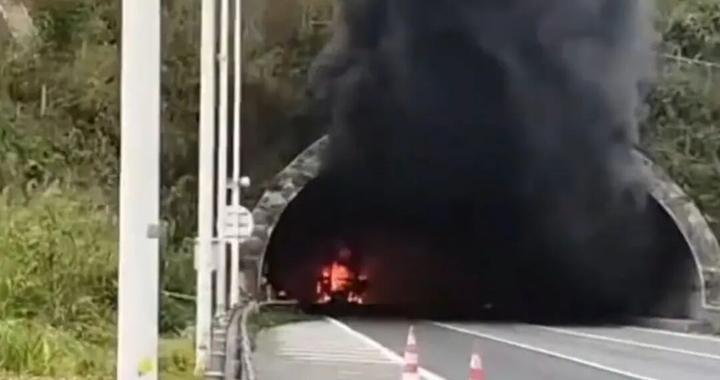 广东一高速隧道内货车着火，现场黑烟滚滚，目击者：救援人员让我们赶紧逃，自己却往火里冲
