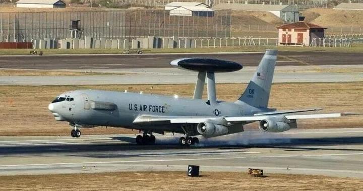 美军一架E-3预警机在沙特基地遭伊朗导弹和无人机袭击后受损，单架替换成本超7亿美元