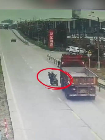 夫妻骑车途中拌嘴，丈夫与妻子吵架撞上对向大货车