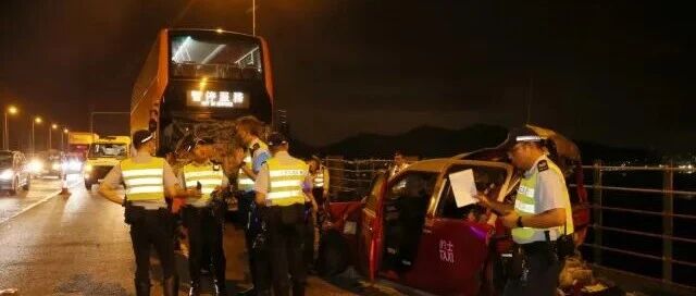 香港一公交车撞上出租车，造成2人死亡、2人受伤！49岁司机被扣留调查