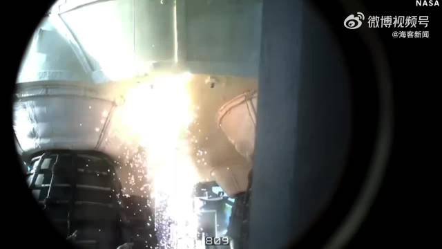 美国载人绕月火箭发射升空