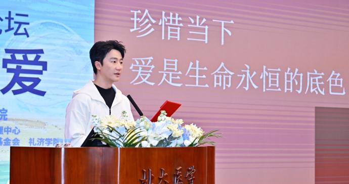 演员黄轩：当安宁疗护志愿者时，她的“移民理论”让我对死亡有了新认知