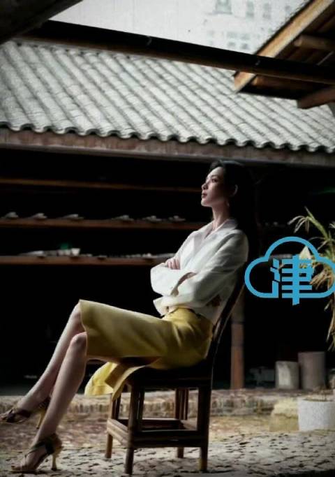 孟子义品牌活动造型出圈，白西装黄半裙获赞摩登感