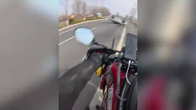 摩友路遇轎車翻車連救2人