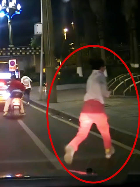 女子乘出租车时翻窗跳江：司机紧急求助，交警火速下水救援