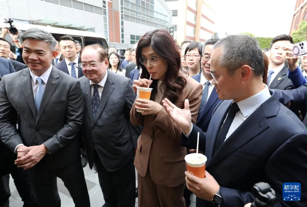 4月8日，鄭麗文率國民黨訪問團參訪美團上海總部，在體驗無人機送外賣時品嚐自己點的奶茶。（新華社）