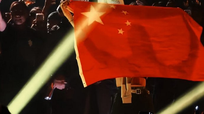 王嘉尔多伦多高举国旗邀访华