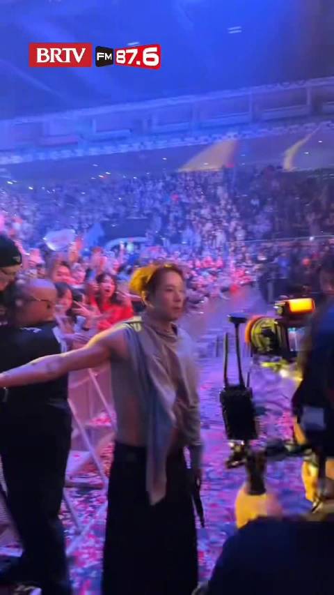 王嘉尔多伦多巡演高举五星红旗，邀请海外粉丝来中国