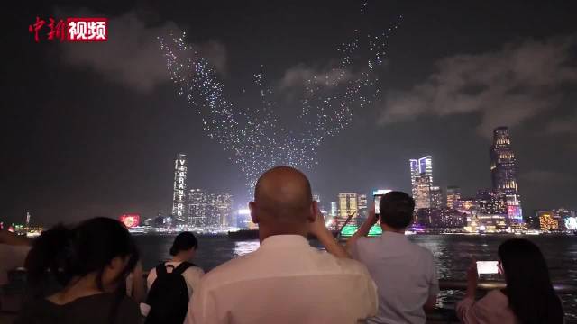 “国安家好”2026架无人机点亮香港维港夜空